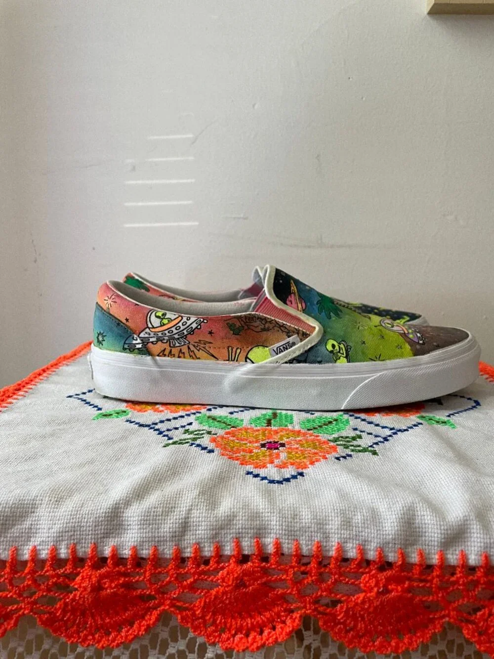 Handed Painted U-Paint Vans Aliens & Space Glow-in-the-dark Men's 8/Women's 9.5 - Picture 4 of 8